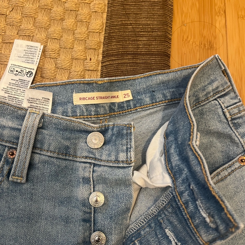 Levi’s Ribcage Straight Ankle Light Wash Super High Rise Jeans Size 25